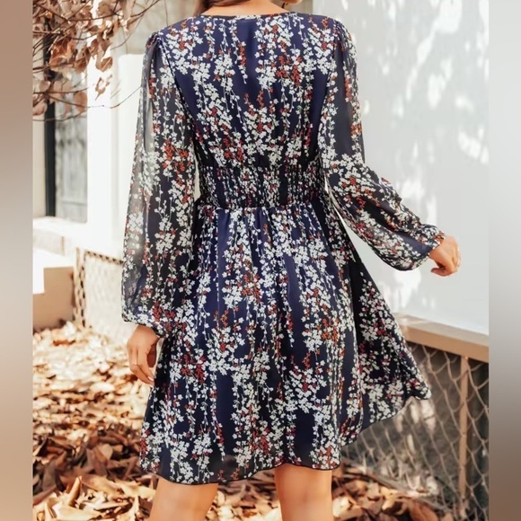 NWT - Cupshe Cicely Ditsy Floral V-Neck Mini Dress - Size M - Picture 12 of 14